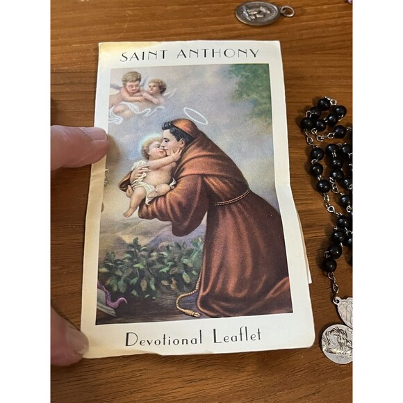 ASSORTED VINTAGE CHRISTIAN MEDALLIONS, CROSSES KEY CHAINS BROCHURES ESTATE - Picture 6 of 12